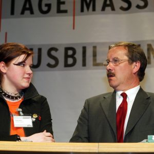 Harald Schartau mit Auszubildender während der Veranstaltung 100 Tage Maßarbeit für Ausbildung am 29. 04. 03