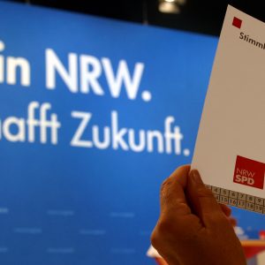 Erhobene Hand mit Stimmkarte während des Landesparteitages in Bochum am 14. 06. 03