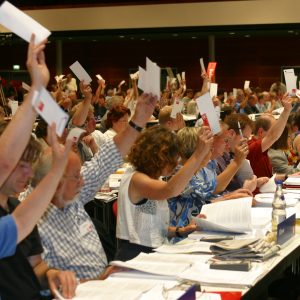 Plenum bei der Abstimmung während des Landesparteitages in Bochum am 14. 06. 03