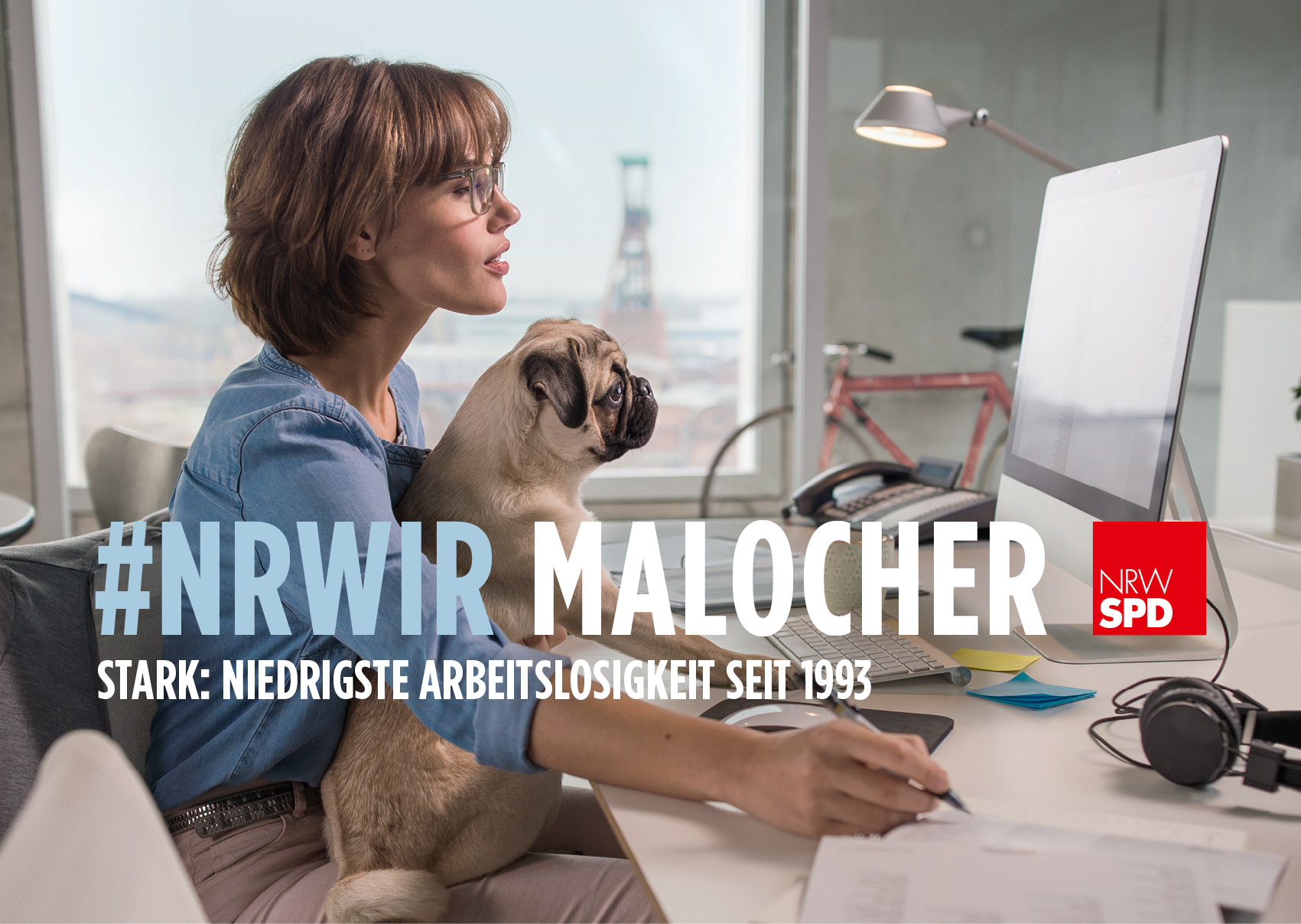 Frau mit einem Mops arbeitet an einem Mac darunter der Schriftzug "#NRWIR Malocher - Stark: Niedrigste Arbeitslosigkeit seit 1993"