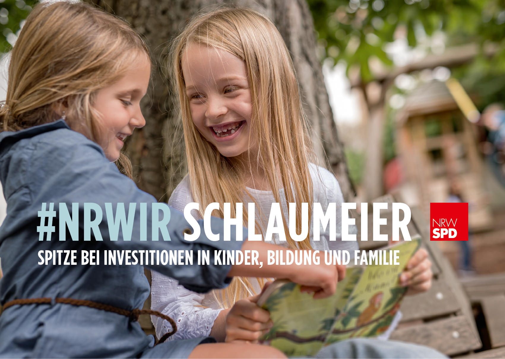 Foto von 2 Mädchen die ein Kinderbuch lesen darunter der Schriftzug "#NRWIR Schlaumeier - Spitze bei Investitionen in Kinder, Bildung und Familie