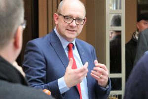 Foto von Andre Stinka im Gespräch