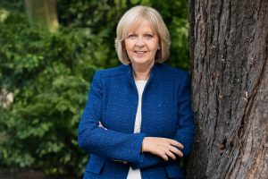 Porträtfoto von Hannelore Kraft angelehnt an einen Baum
