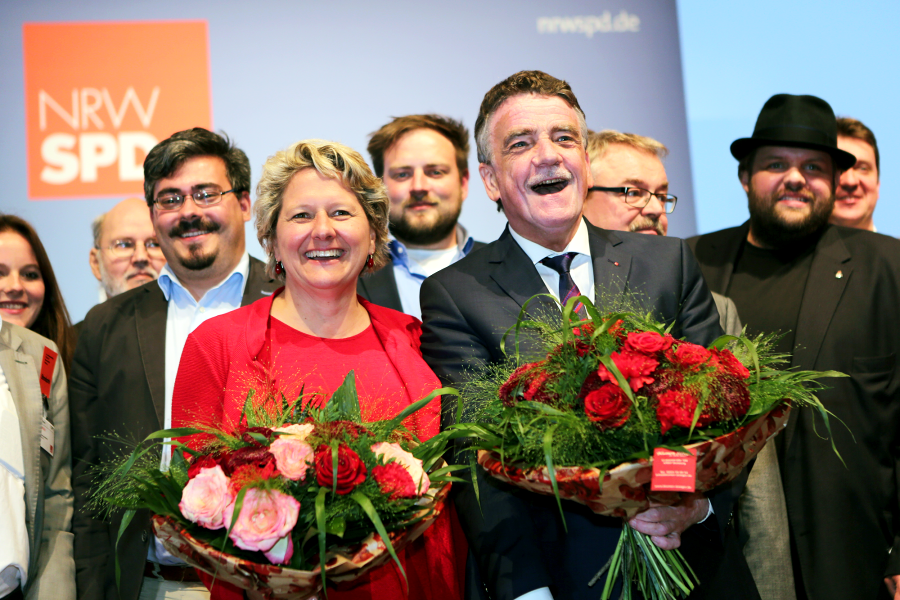 Svenja Schulze und Michael Groschek mit Blumensträußen