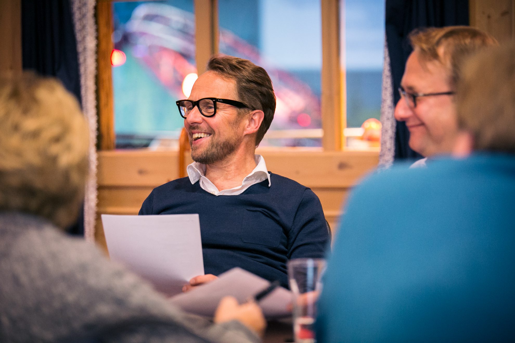 Teilnehmer der Klausurtagung lachen gemeinsam