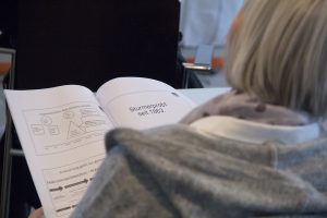 Eine Person liest Infomaterial beim Landesparteirat