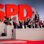 Der Bundesvorstand der SPD stimmt beim Bundesparteitag ab