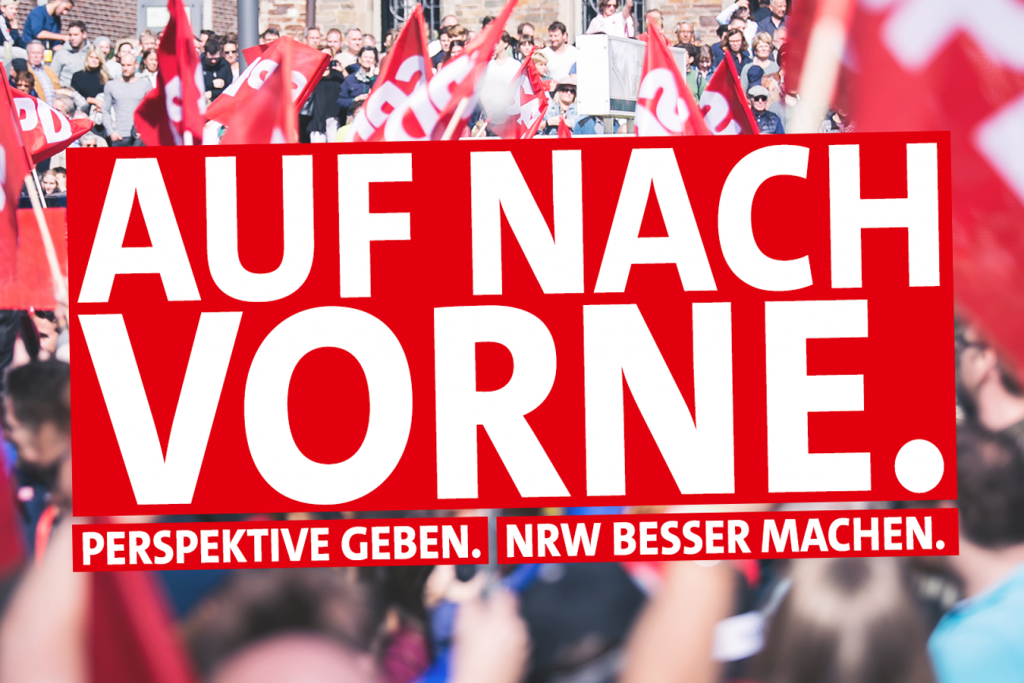 Foto einer SPD Demo im Hintergrund. Im Vordergrund der Schriftzug "Auf nach vorne. Perspektive geben. NRW besser machen."