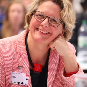 Svenja Schulze lächelt in die Kamera auf dem Landesparteitag