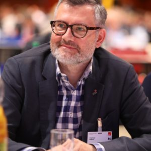 Dietmar Nietan folgt einer Rede auf dem Landesparteitag
