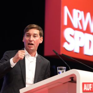 Sebastian Hartmann hält eine Rede und ballt die Faust