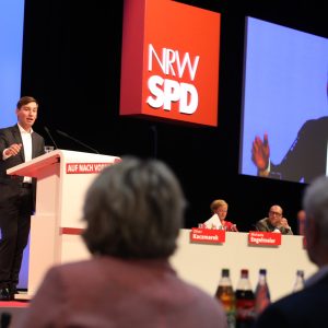Sebastian Hartmann hält eine Rede