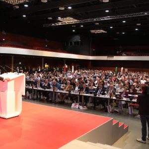 Sebastian Hartmann hält eine Rede vor den Delegierten