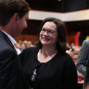 Andrea Nahles lächelt Sebastian Hartmann an