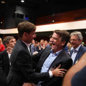 Sebastian Hartmann lachend mit Michael Groschek