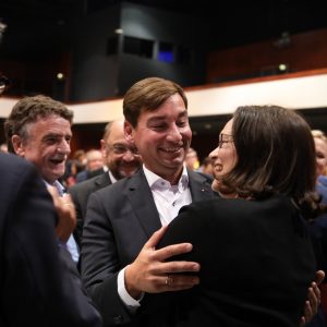 Sebastian Hartmann umarmt Andrea Nahles
