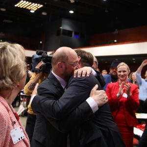 Martin Schulz umarmt jemanden