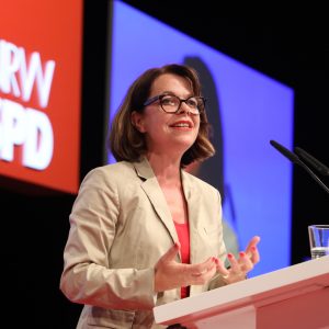 Nadja Lüders hält eine Rede