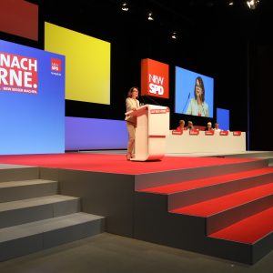 Nadja Lüders hält eine Rede