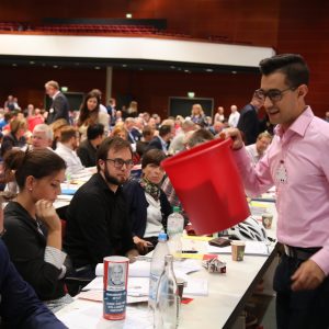 Delegierte bei der Wahlzettelabgabe