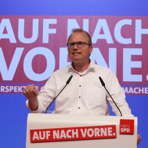 Jochen Ott hält eine Rede auf dem Landesparteitag