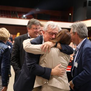 Delegierte umarmen sich