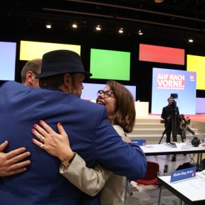 Nadja Lüders und Veith Lemmen umarmen sich