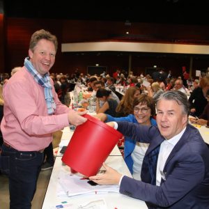 Ein Delegierter gibt seinen Wahlzettel in einen Eimer