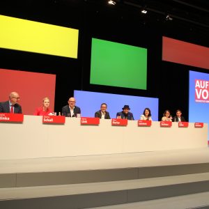 Auf der Bühne sitzt das Präsidium