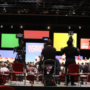 Kameramänner filmen die Bühne des Landesparteitages