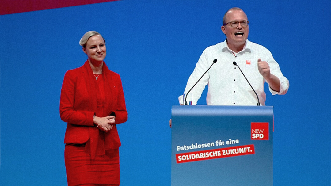Dörte Schall und Jochen Ott stellen auf dem außerordentlichen Landesparteitag 2019 in Bochum ihren Leitantrag Bildung vor