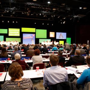 Teilnehmer des außerordentlichen Landesparteitages 2019 in Bochum folgen einer Rede
