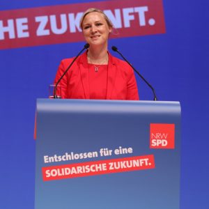 Dörte Schall bei ihrer Rede auf dem außerordentlichen Landesparteitag 2019 in Bochum