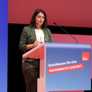 Elvan Korkmaz bei ihrer Rede auf dem außerordentlichen Landesparteitag 2019 in Bochum