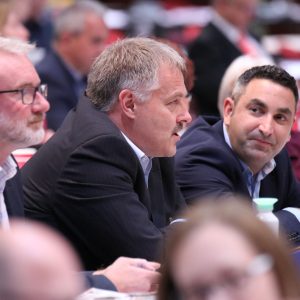 Delegierte folgen einer Rede auf dem außerordentlichen Landesparteitag 2019 in Bochum