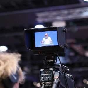 Tontechniker vor einer Filmkamera auf dem außerordentlichen Landesparteitag 2019 in Bochum