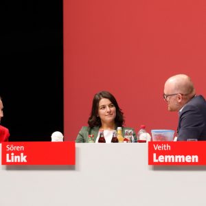 Dörte Schall, Elvan Korkmaz und Sören Link im Gespräch auf dem außerordentlichen Landesparteitag 2019 in Bochum