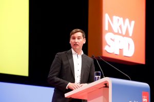 Sebastian Hartmann bei seiner Rede auf dem außerordentlichen Landesparteitag 2019 in Bochum