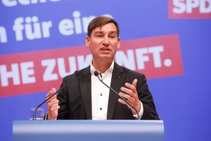 Sebastian Hartmann bei seiner Rede auf dem außerordentlichen Landesparteitag 2019 in Bochum