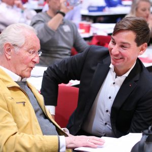 Sebastian Hartmann im Gespräch mit Delegierten beim außerordentlichen Landesparteitag 2019 in Bochum