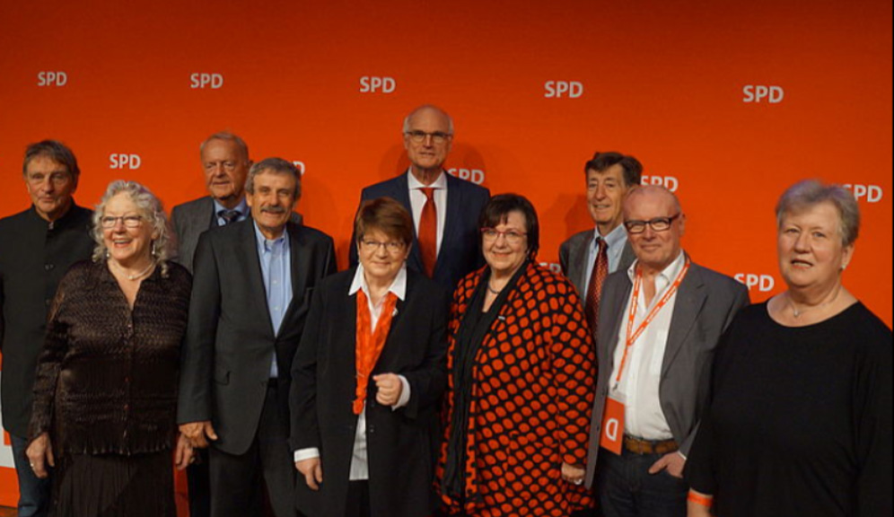 Gruppenbild der Arbeitsgemeinschaft SPD 60 plus bei der ordentlichen Bundespressekonferenz "Wir leben Demokratie"