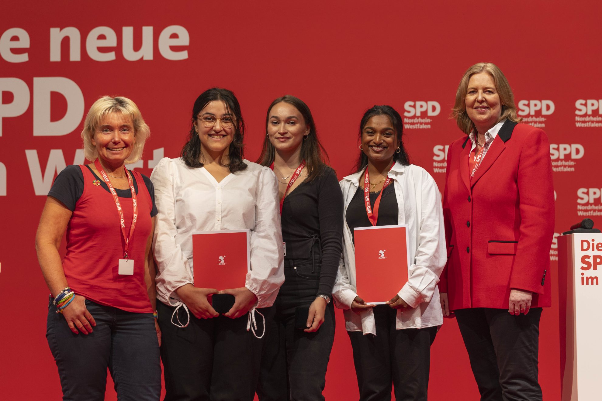 Auf dem Bild sieht man Tanja Knopp aus der KeKiz-Jury, Fatma Sen vom Tabula e.V., Havva Idikut und Pavisha Paragmaguru, Ehrenamtliche im Jugendtreff Grevenbroich und Bärbel Bas, die Bundestagspräsidentin.