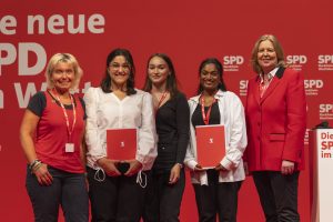 Auf dem Bild sieht man Tanja Knopp aus der KeKiz-Jury, Fatma Sen vom Tabula e.V., Havva Idikut und Pavisha Paragmaguru, Ehrenamtliche im Jugendtreff Grevenbroich und Bärbel Bas, die Bundestagspräsidentin.