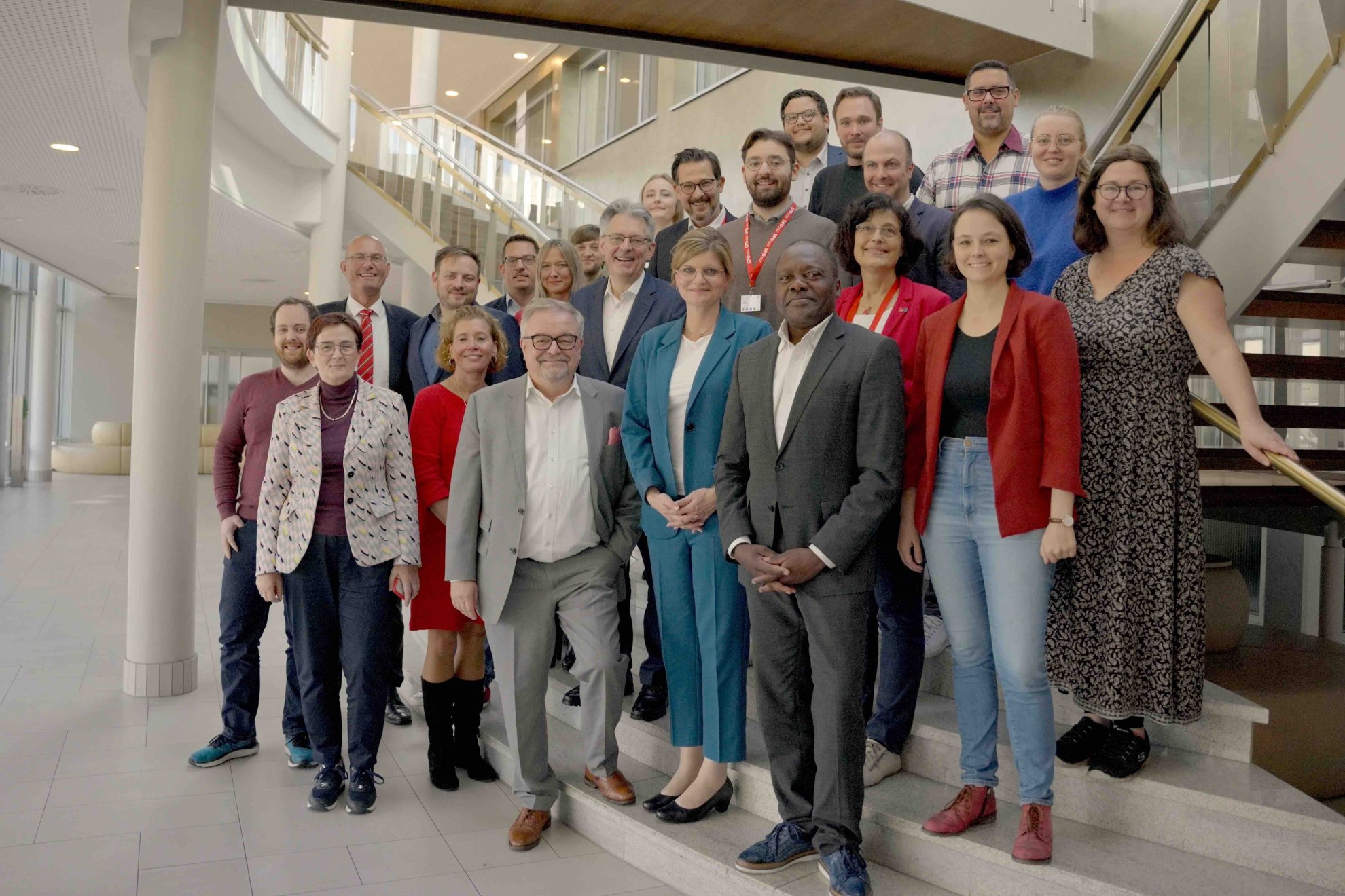 Auf diesem Bild sind die Kandidierenden der NRWSPD für die Europawahl 2024 und die beiden Vorsitzenden sowie der Generalsekretär zu sehen.
