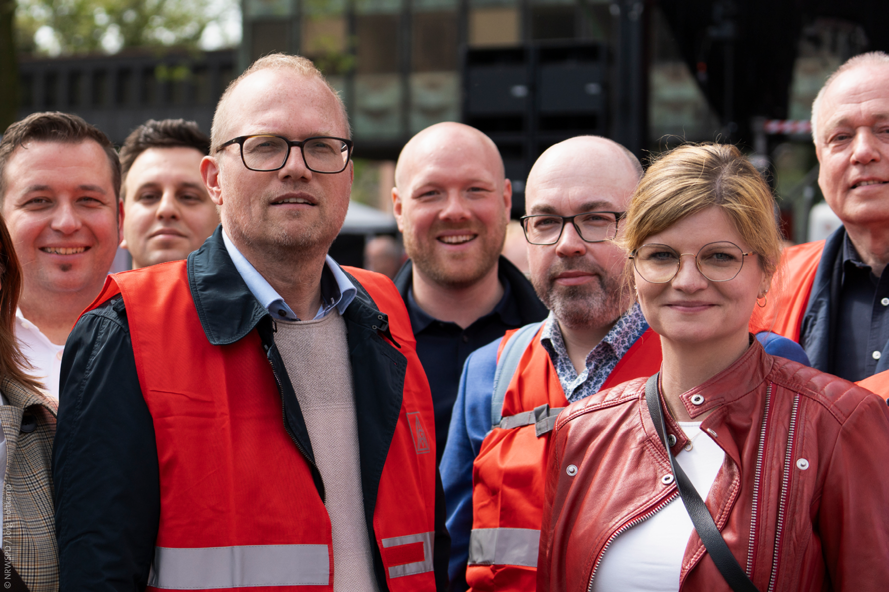 Sarah Philipp und Jochen Ott bei der Protest-Kundgebung "Zukunft statt Kündigung" bei thyssenkrupp in Duisburg am 30.04.2024