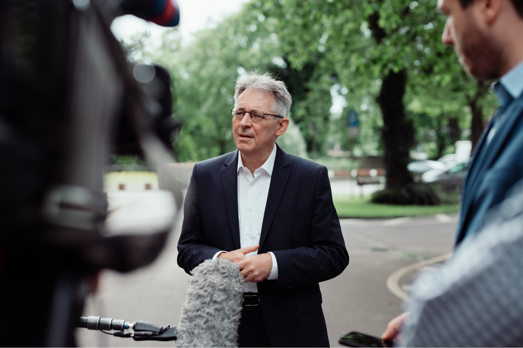 NRWSPD-Vorsitzender Achim Post spricht in eine Kamera