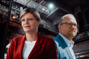 Sarah Philipp und Jochen Ott vor dem Strahlwerk HKM (Montage)