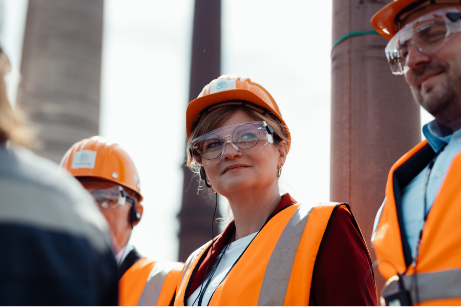Ein Bild von Sarah Phillip, Landesvorsitzende der NRWSPD. Sie trägt Helm, Warnweste und eine Schutzbrille bei einem Werksbesuch.